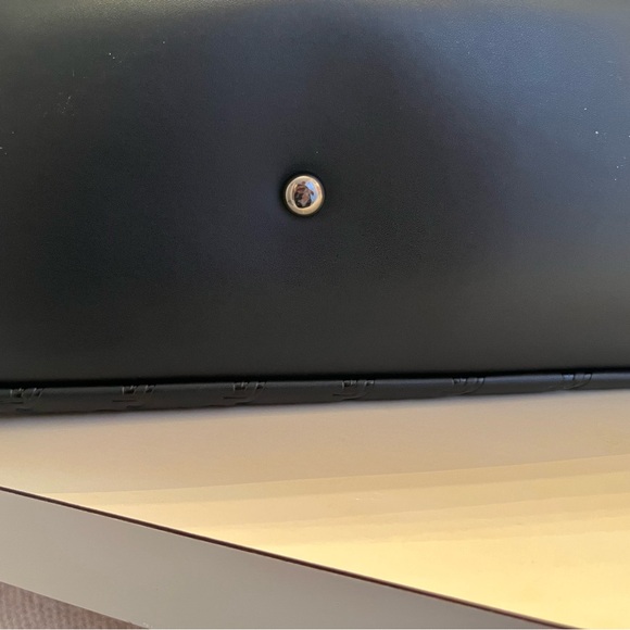 Elegant Black Embossed Shoulder Bag - Picture 4 of 4